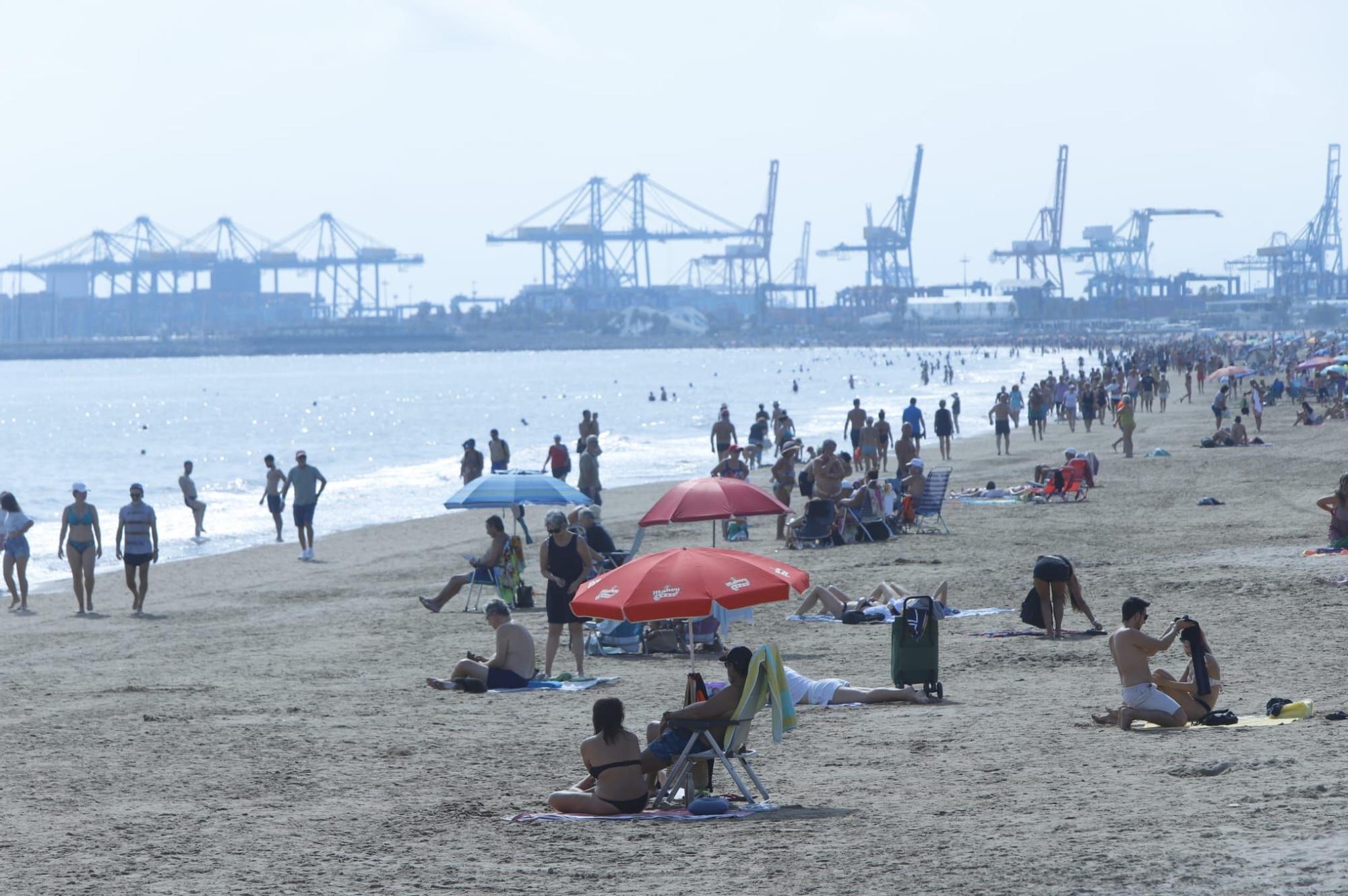 Llenazo en las playas de València este domingo, 15 de octubre