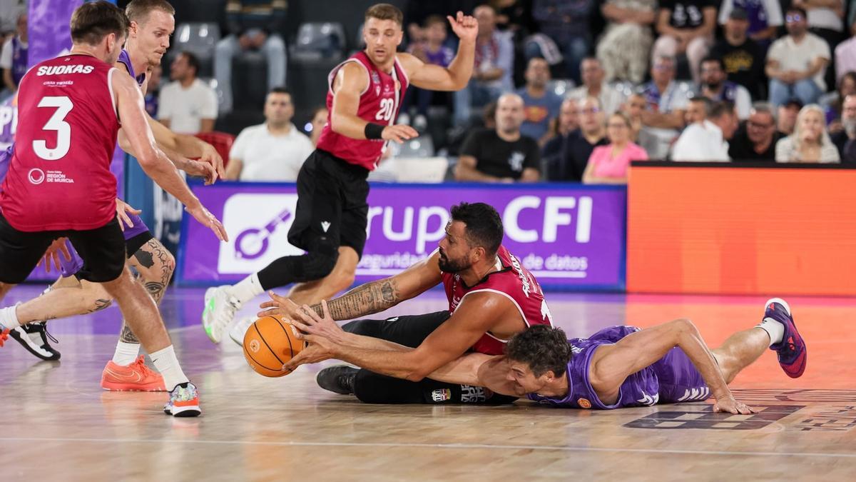 Vitor Faverani, del Caesa Cartagena, lucha por un balón en el partido ante Palencia.