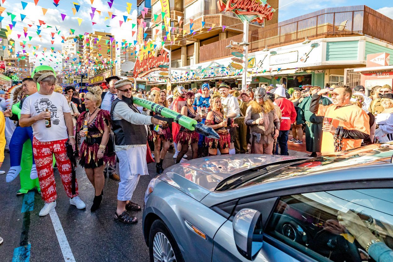 Los británicos desafían a la lluvia y celebran su "Fancy Dress Party" en Benidorm