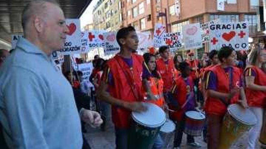 Mas de 100 pancartas, un autobús rotulado y a ritmo de tambores