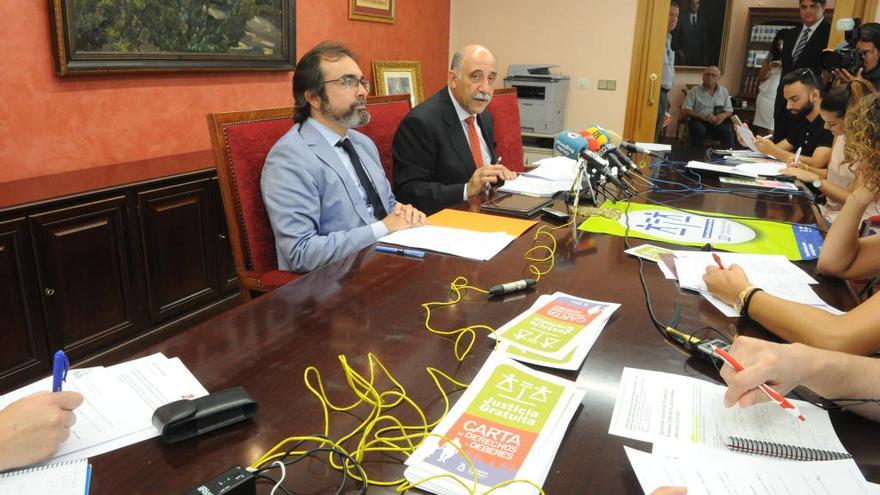 El consejero de Fomento y el decano del colegio de Abogados de Murcia presentaron el balance del turno de oficio