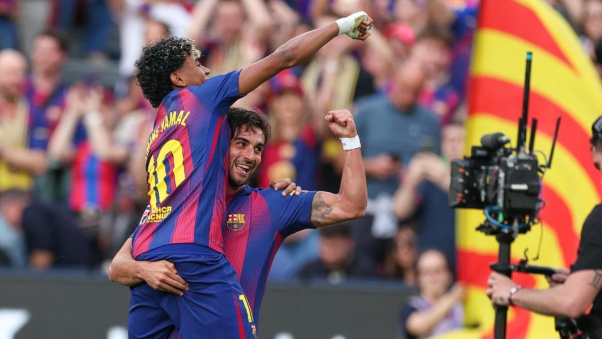 Lamine y Ferran celebran uno de los tantos del partido