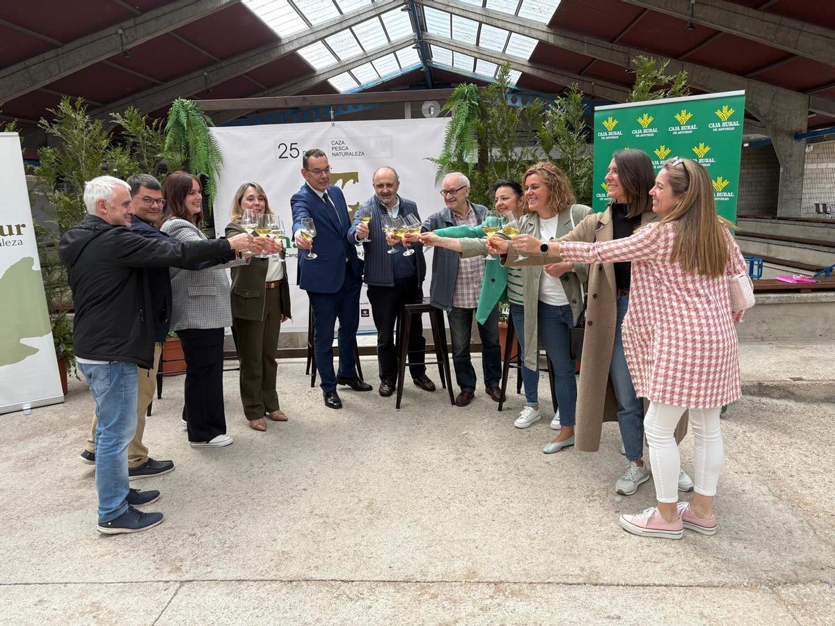 Brindis con vino DOP Cangas en la presentación de Narcenatur.
