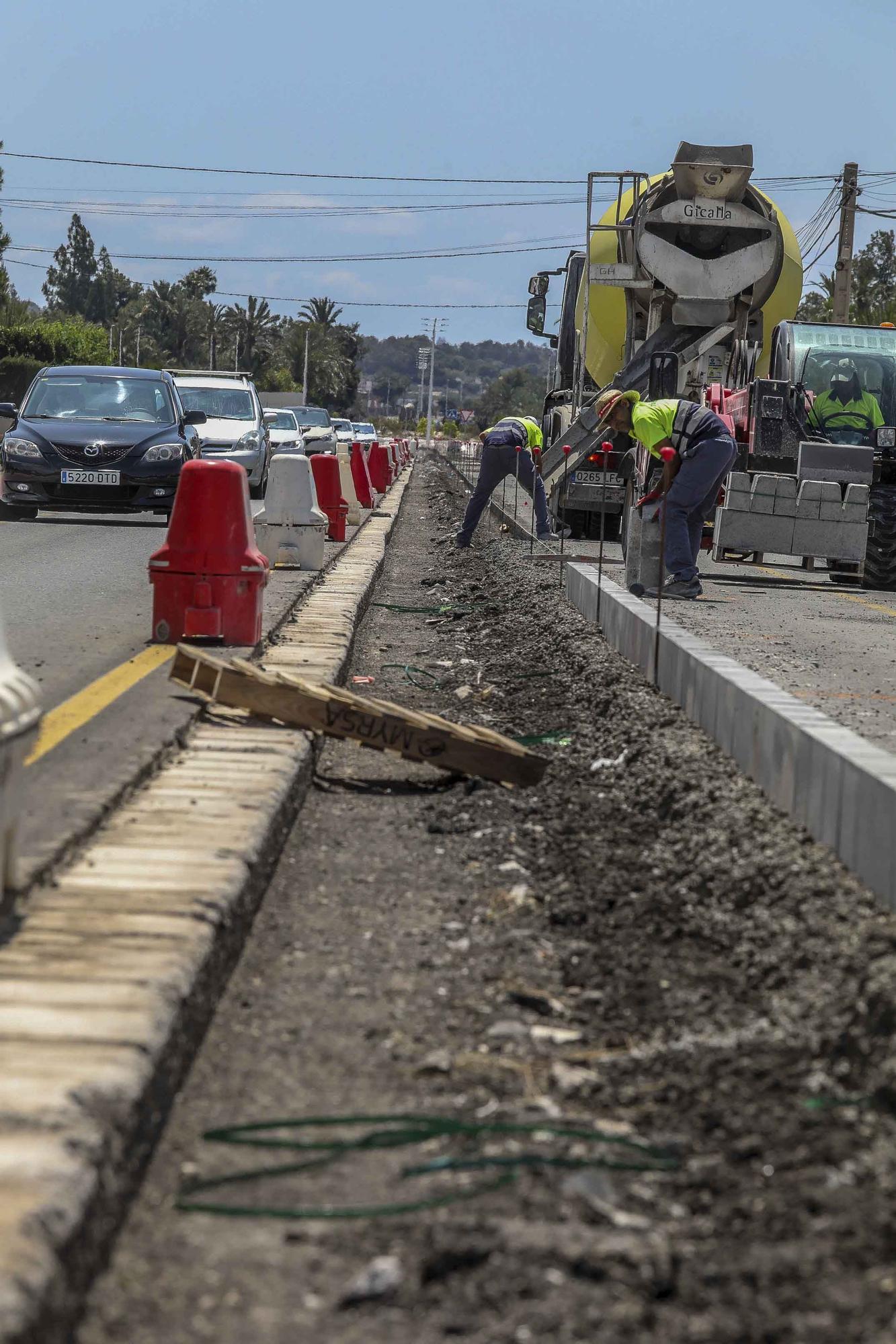 Las obras en el vial entre Elche y Santa Pola aceleran con la extension de la mediana y dos nuevas rotondas