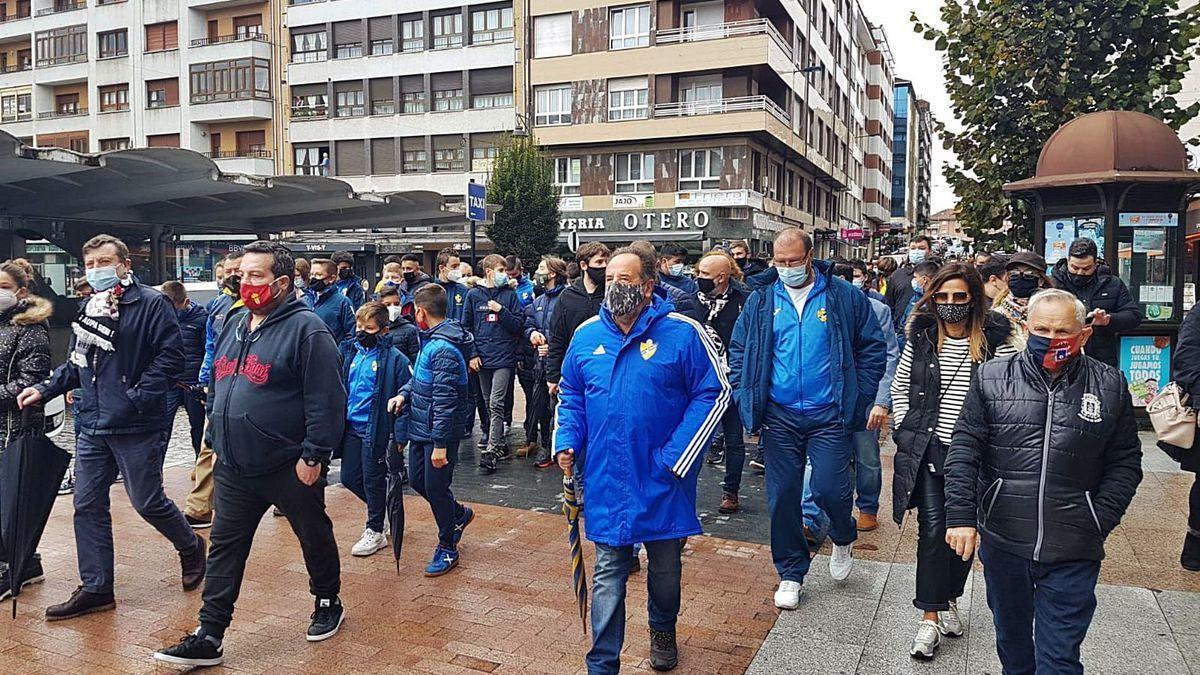 Asistentes ayer a la manifestación, a la altura de la plaza cubierta.