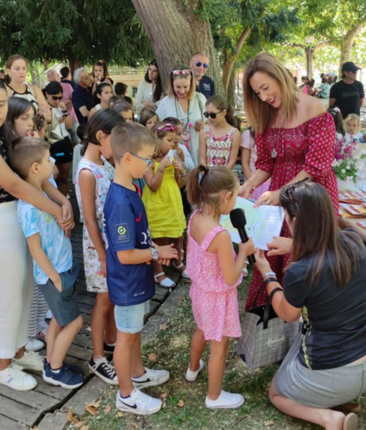 Varios niños leyendo «Ratic, mi amigo invisibre», de Ana Llamas. | E. P.