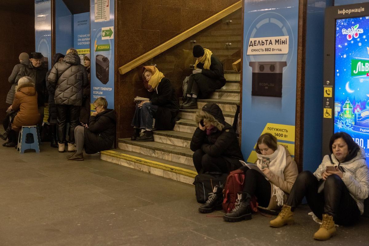 El metro de Kiev, refugio durante las alertas de ataques aéreos