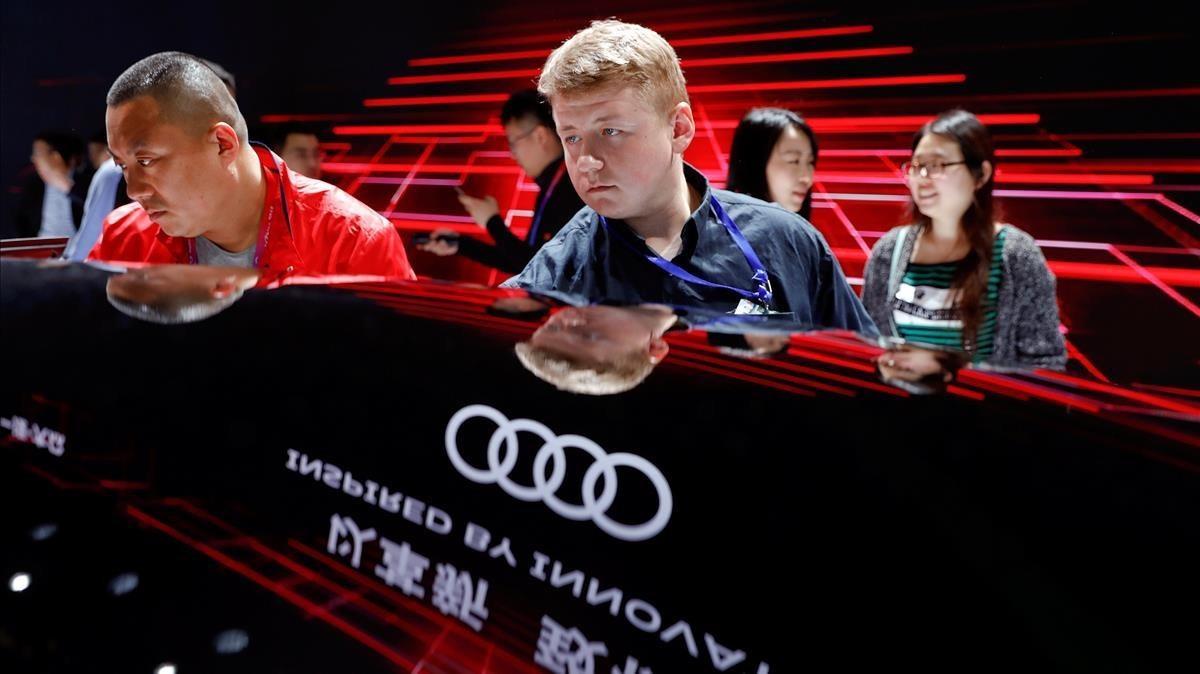 zentauroepp43072512 people gather around audi q5 l 45 tfsi quattro displayed dur180803115530 zentauroepp43072512 people gather around audi q5 l 45 tfsi quattro displayed dur180803115530