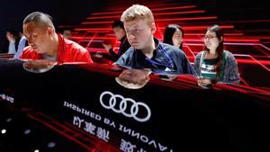 zentauroepp43072512 people gather around audi q5 l 45 tfsi quattro displayed dur180803115530