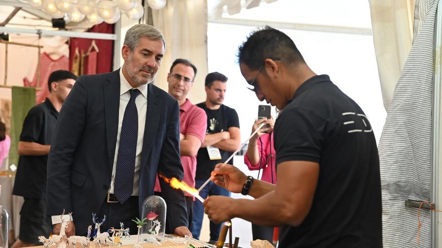 Fernando Clavijo visita la Feria de Artesanía de Lanzarote