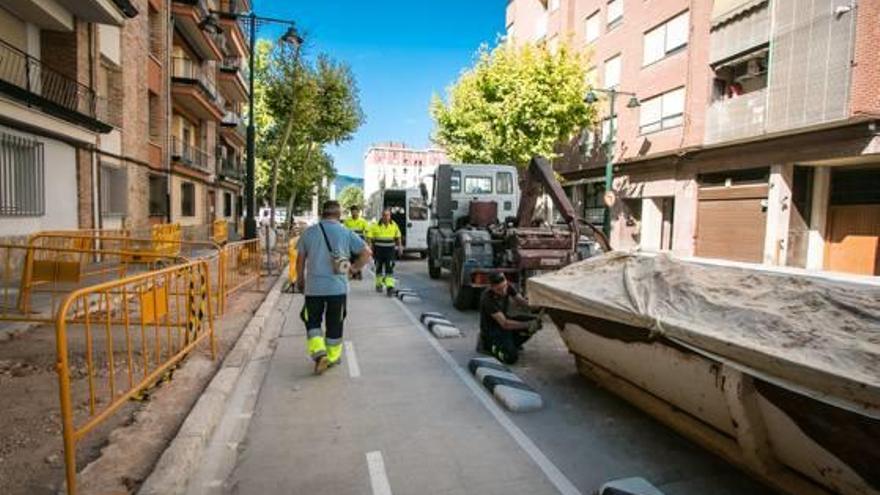 Los operarios vaciando de arena la zona para empezar a colocar el suelo.