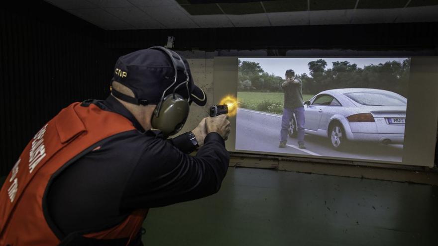 La Policía Local de Mos afina el tiro con realidad virtual
