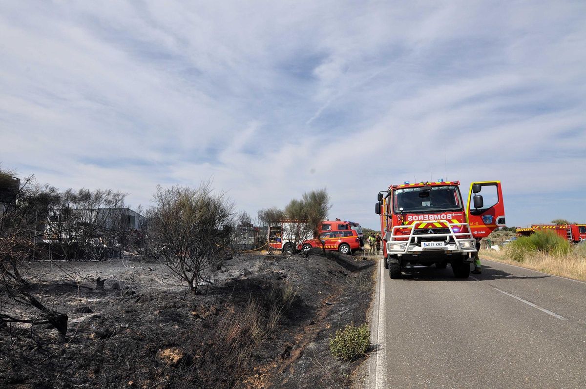 Bomberos del SEPEI trabajan en las labores de extinción
