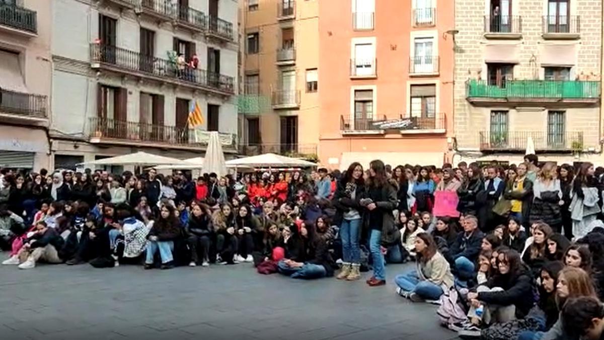 Més de mig miler d'estudiants condemnen la violència masclista a Manresa