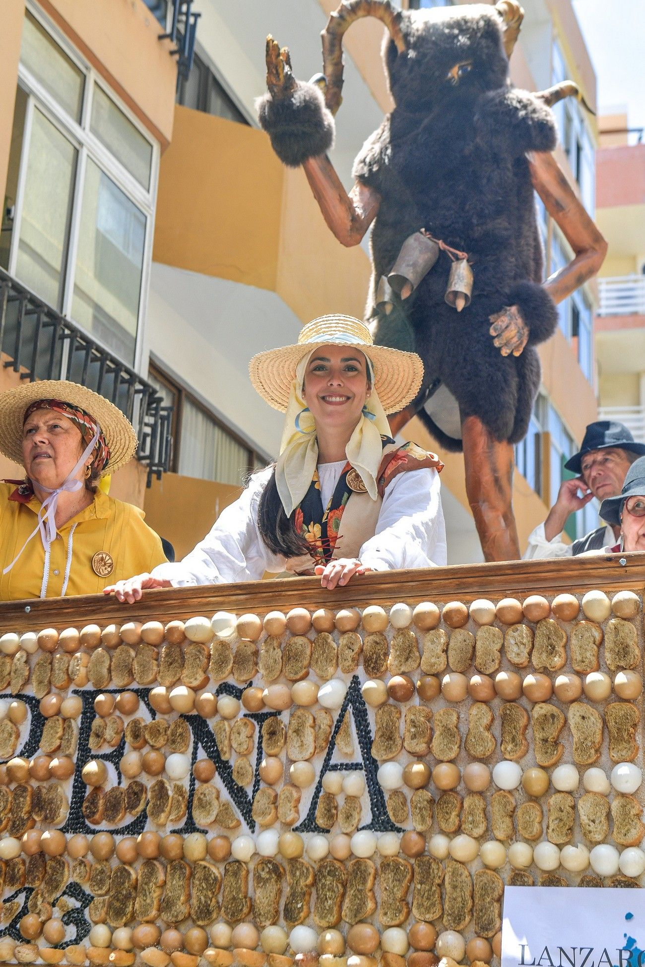 Una romería con bikini en Las Palmas de Gran Canaria