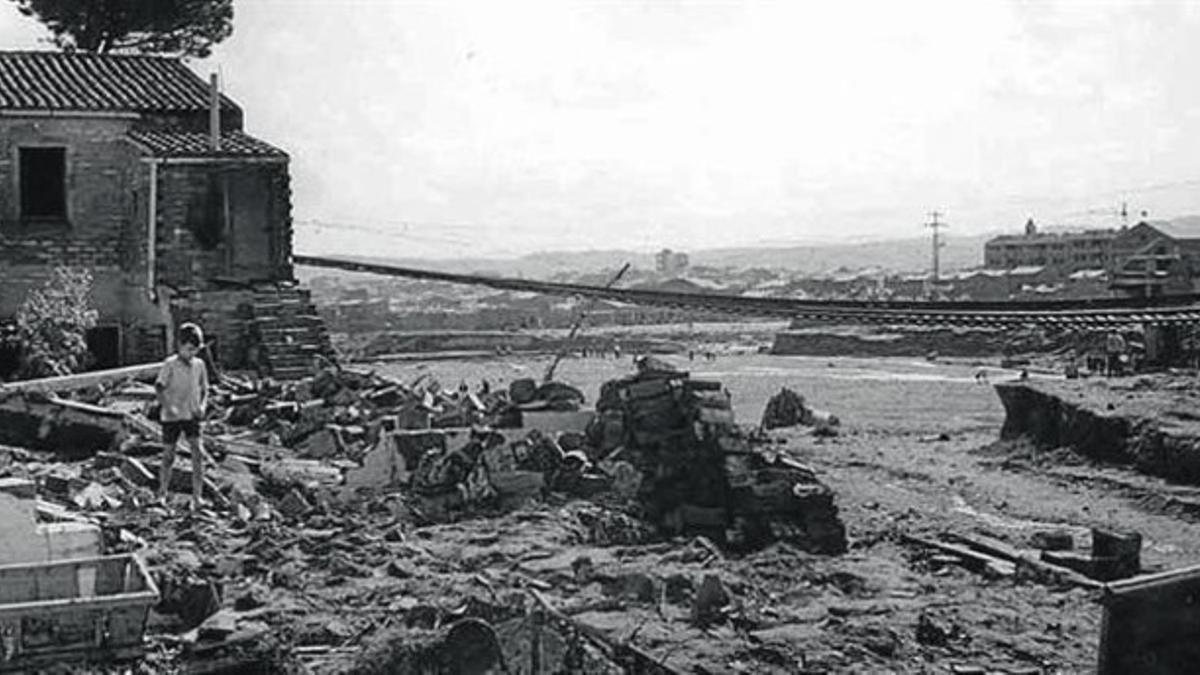 El puente arrasado del ferrocarril del Norte sobre la riera de Les Arenes.