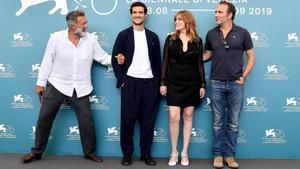 El productor Luca Barbareschi y los actores Louis Garrel, Emmanuelle Seigner y Jean Dujardin, en la presentación de ’El oficial y el espía’, en venecia, este viernes.