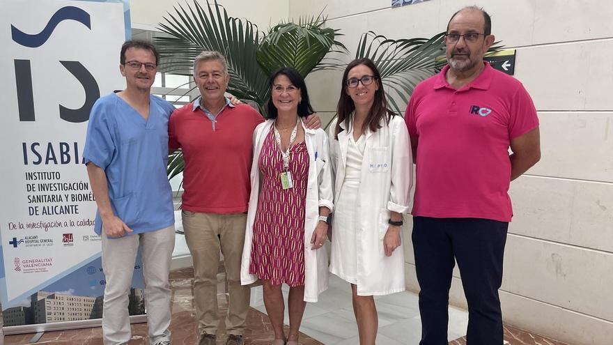 Representantes del Hospital de Alicante y de Isabial con el nadador que asume el reto