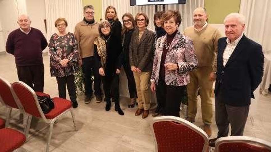 Por la izquierda, Ramón Hevia, Pilar Rodríguez, Fernando García, Angélica García, Margarita Sela, Inés Ruiz de Garibay, María Coto, Alexis Fernández, Rosa Rodríguez, José María Vázquez y Marino Soria, ayer, durante la presentación del certamen.