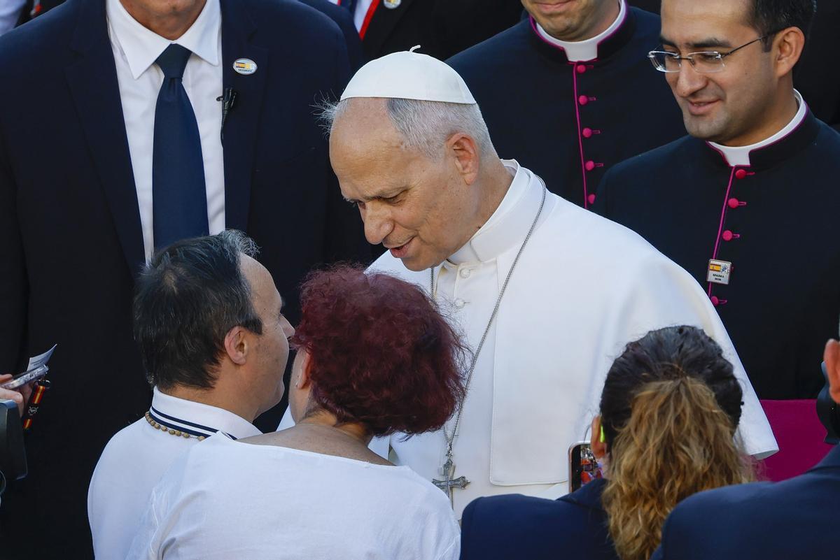 El papa León XIV en su visita este sábado al centro CEDIA 24 Horas, de Cáritas Madrid. El papa León XIV en su visita este sábado al centro CEDIA 24 Horas, de Cáritas Madrid.