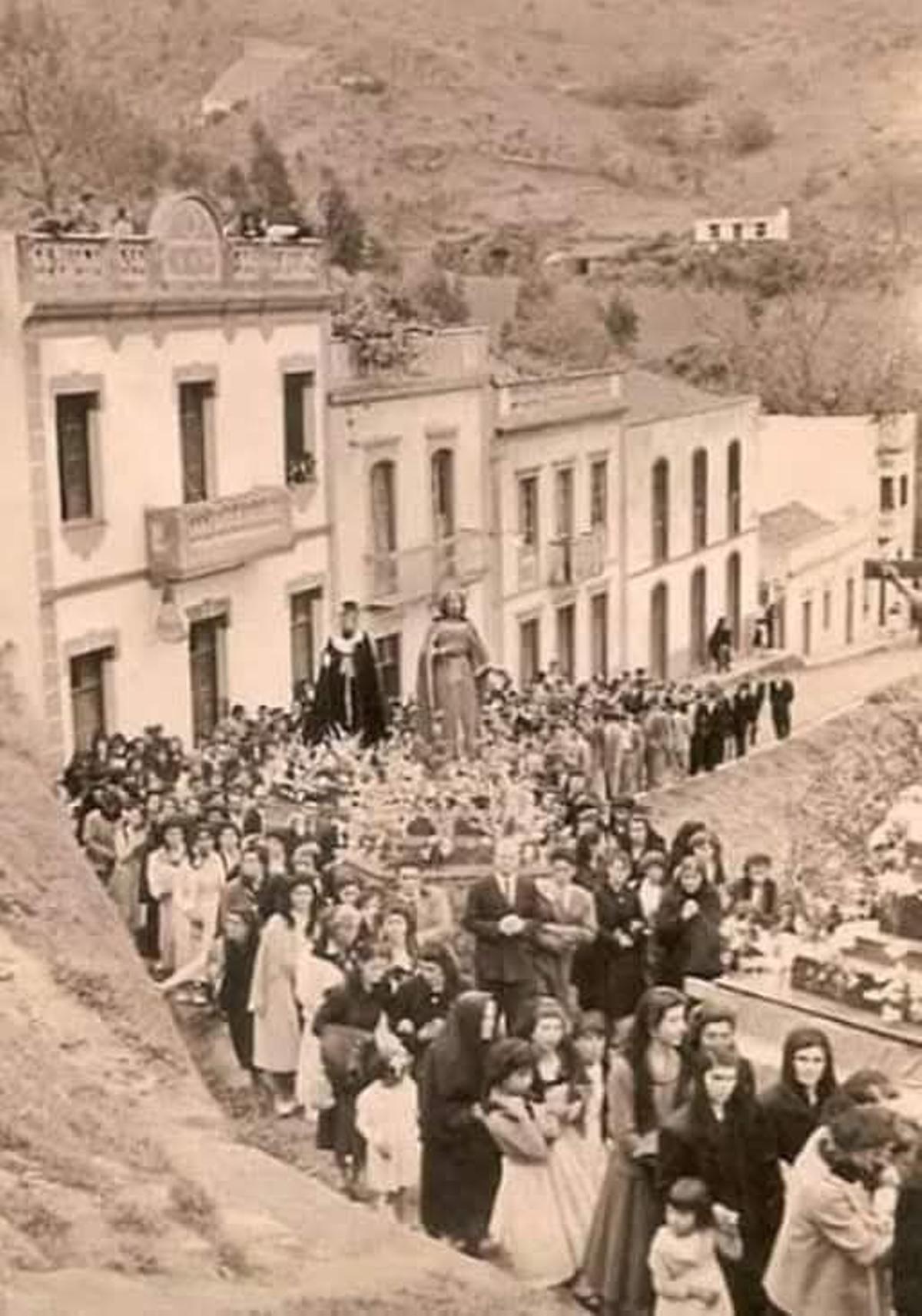 Procesión de Semana Santa en Fontanales en 1954.
