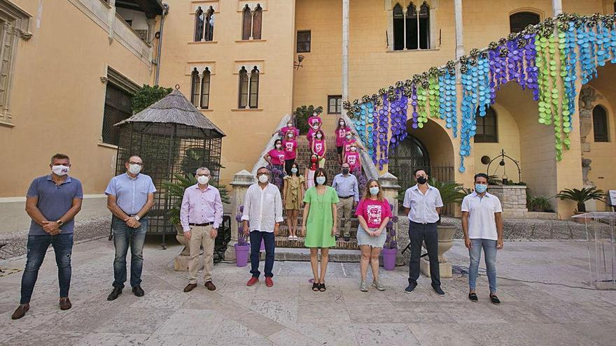 Los protagonistas del acto de ayer en el Palau Ducal junto a la exposición floral.