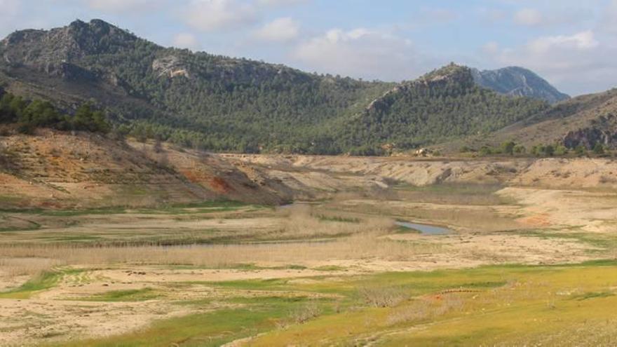 Los embalses del Segura siguen perdiendo agua; en esta imagen, el pantano del Cenajo.