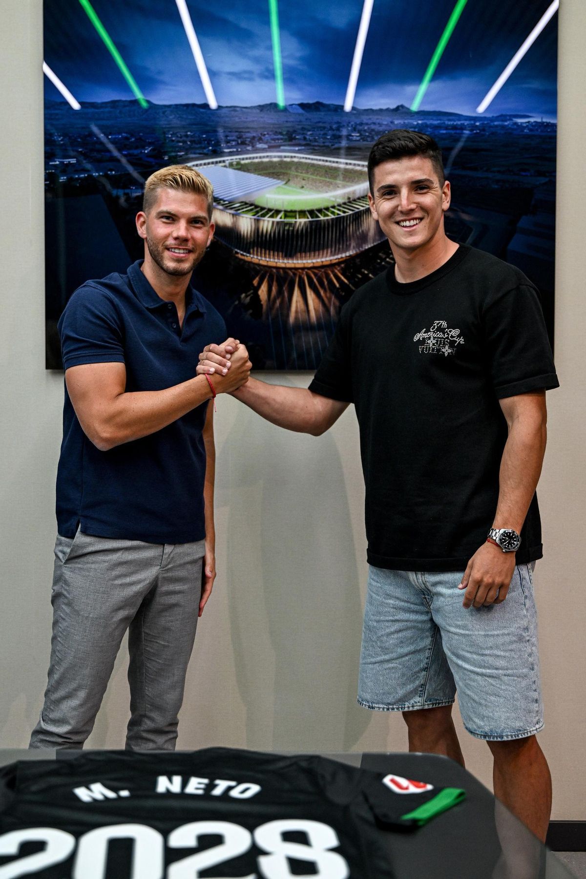 Pedro Schinocca (i) y Martim Neto (d) se dan la mano tras la firma del contrato.