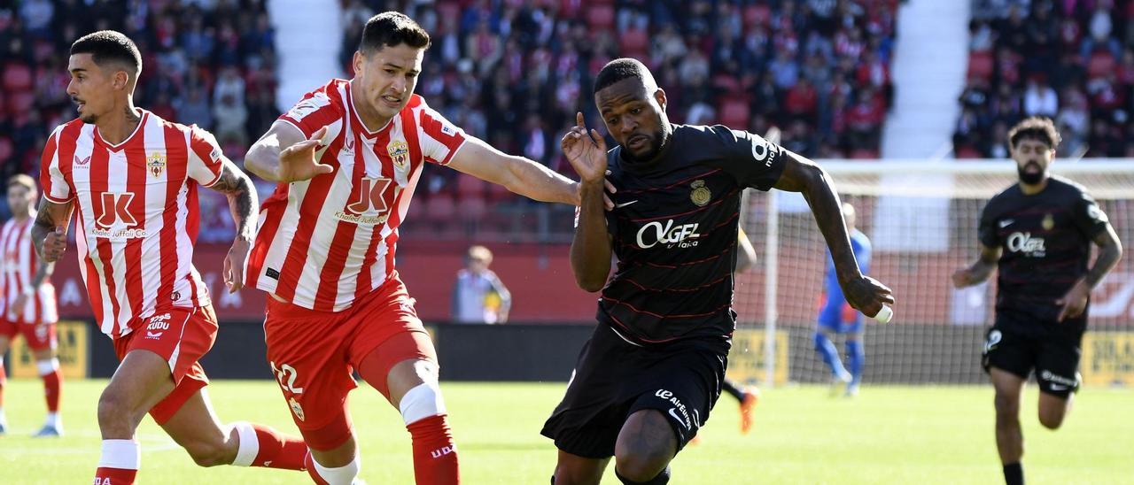 Larin intenta regatear a Montes en el partido disputado este domingo frente al Almería.