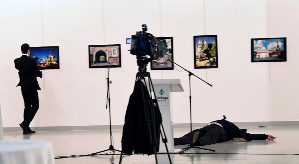 El embajador ruso en Turquía, Andrei Karlov, yace muerto en el suelo tras ser disparado por un policía en un centro cultural.