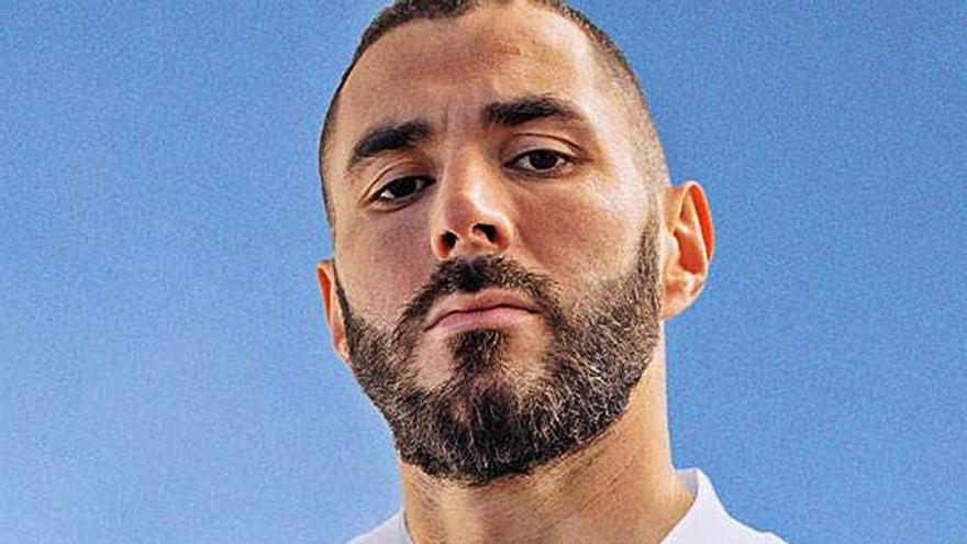 Benzema, con la nueva camiseta. | Real Madrid