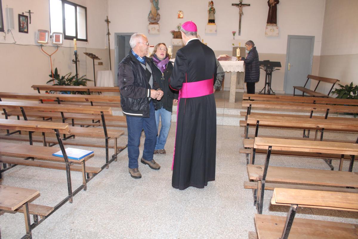 GALERÍA | El obispo visita Villanueva de la Sierra y As Hedradas