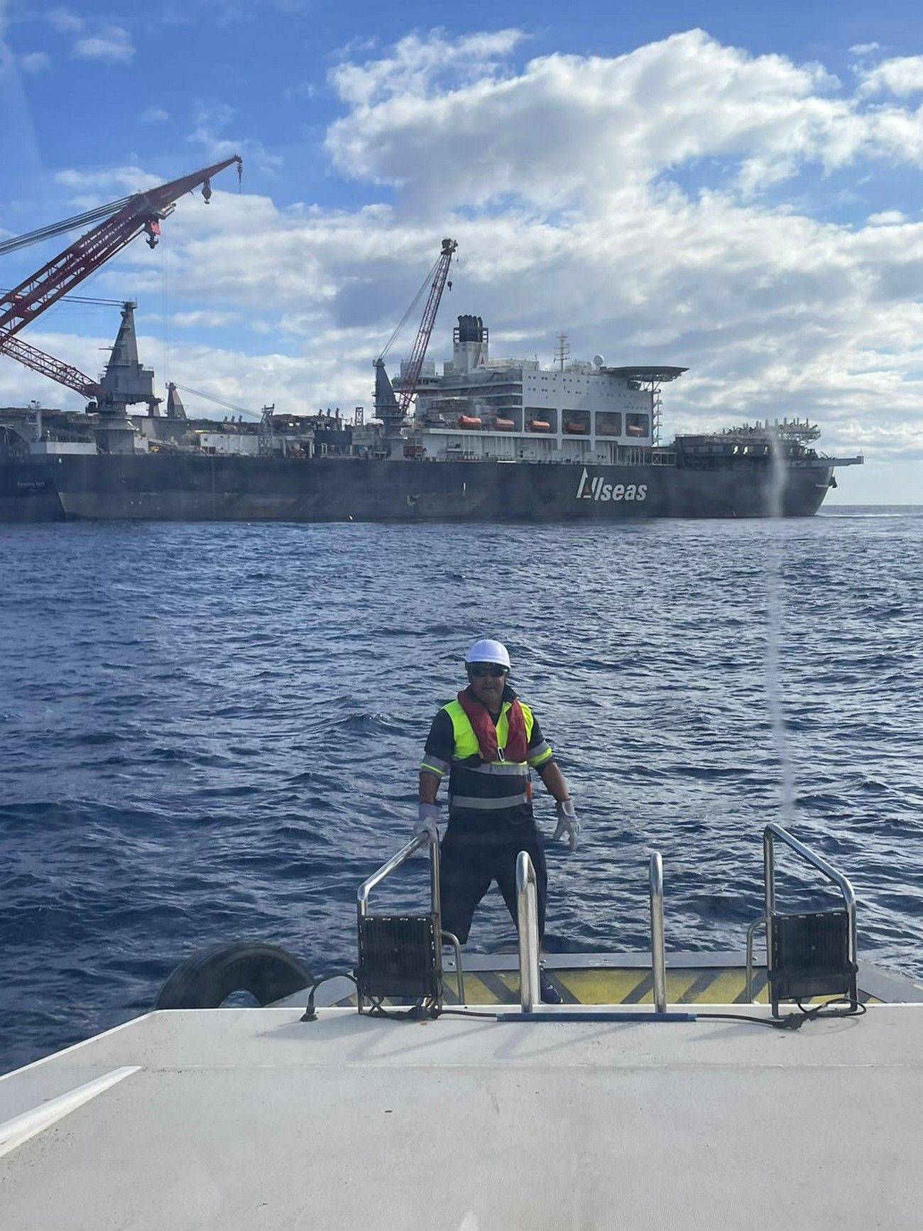 Pioneering Spirit, el buque más grande del mundo, cambia su tripulación en el Puerto de Las Palmas