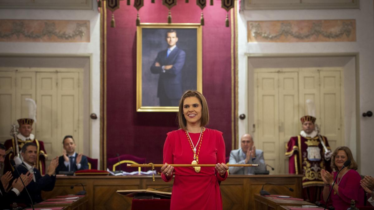 La alcaldesa entrante del Ayuntamiento de Alcalá de Henares, Judith Piquet (PP), muestra el bastón de mando en la sesión de constitución del ayuntamiento, a 17 de junio de 2023, en Alcalá de Henares, Madrid (España).