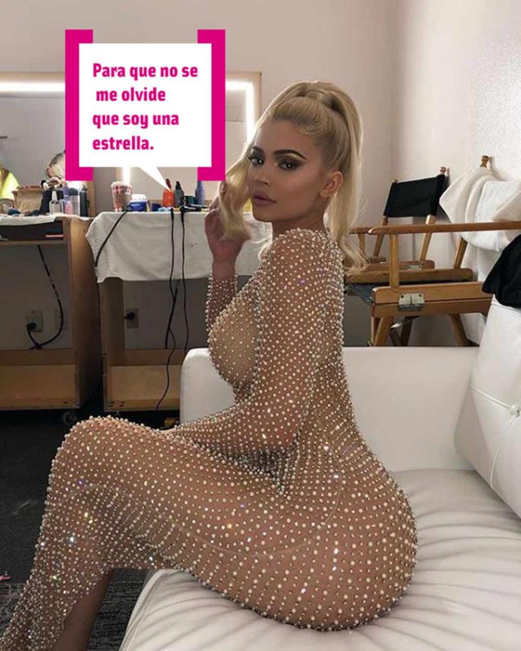 Kylie Jenner con vestido de brillantes