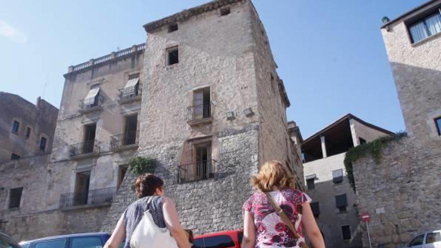 L&#039;edifici de la polèmica, des de la façana que dona a la plaça Sant Domènec.