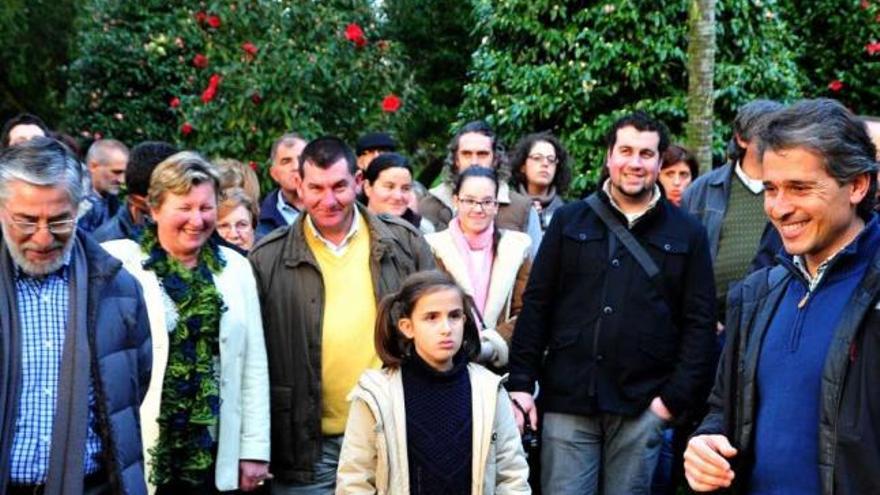 El ingeniero agrónomo del Pazo de Rubiáns, Guillermo Hermo (derecha), durante la visita guiada.  //  Abella