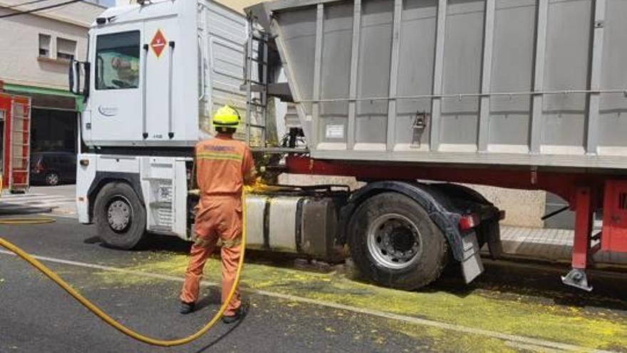 Un camión derrama su carga en la N-332 de Oliva