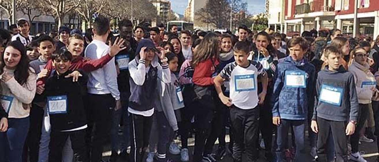 Els participants de la cursa solidària instants abans de començar la marxa.