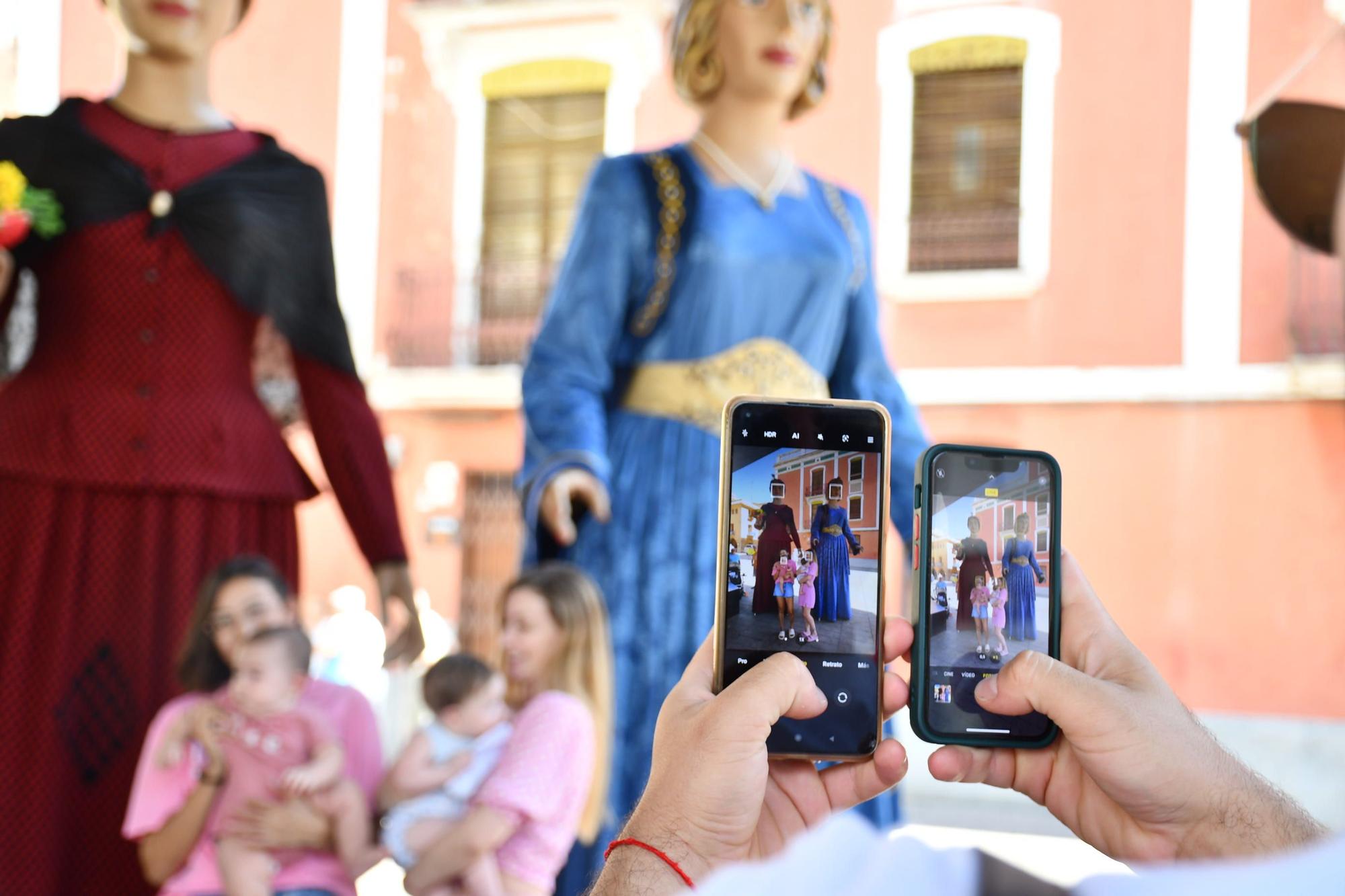 Imágenes de una intensa mañana de domingo en las fiestas de Vila-real