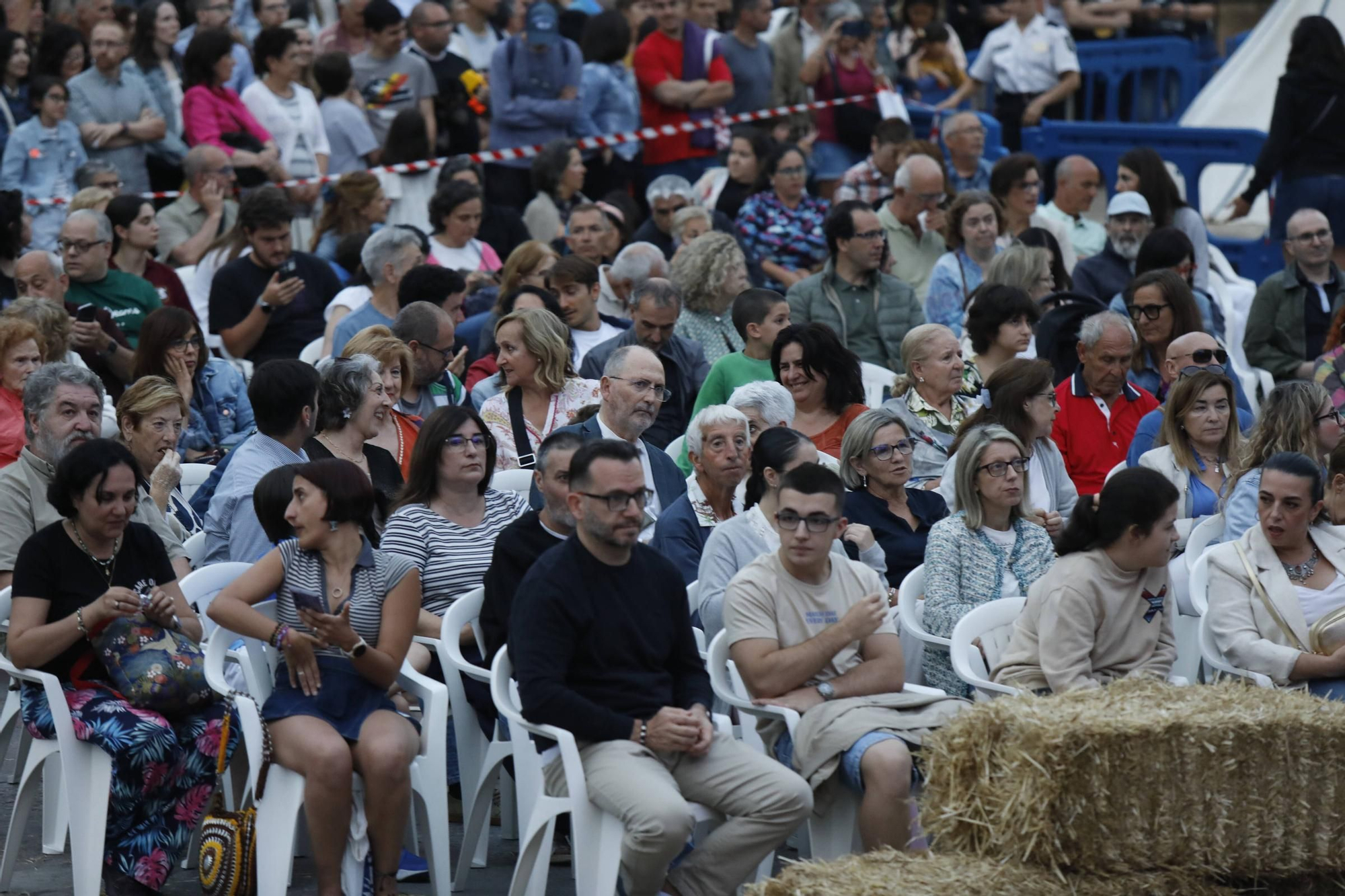 IMÁGENES: Recreacion de "El primer peregrino" en la plaza de la Catedral de Oviedo