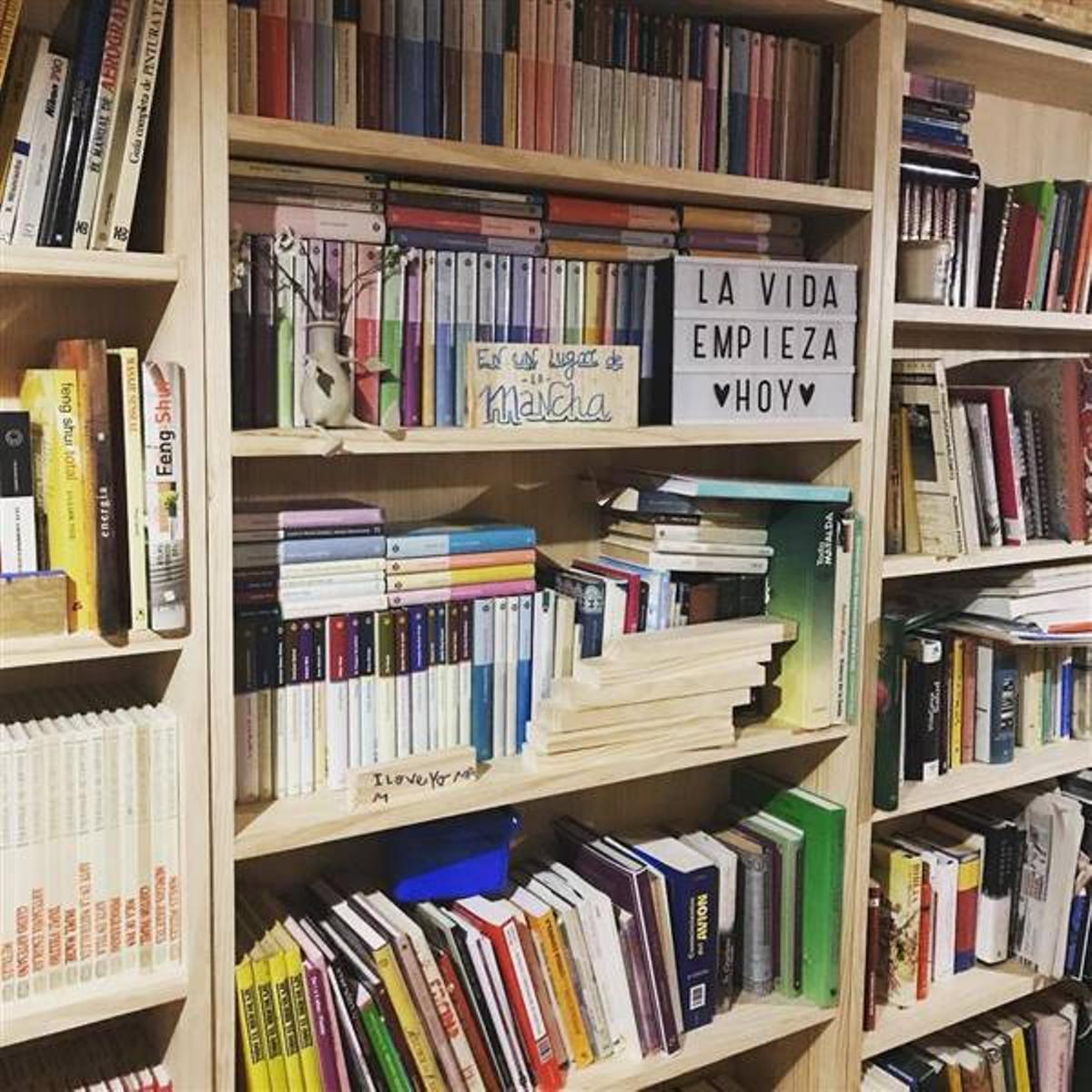 Alba Carrillo cuenta con una biblioteca privada en su vivienda en Madrid
