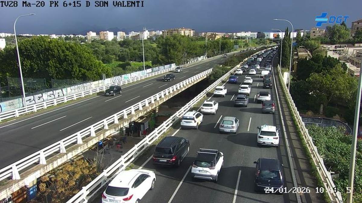 La Vía de Cintura, colapsada este sábado por la mañana.