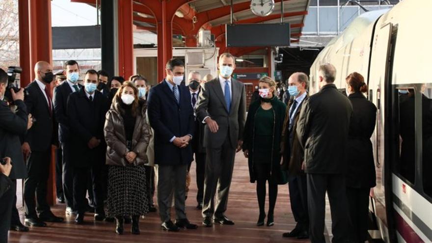 El Rey Felipe VI y el resto de autoridades, hoy, en el viaje inaugural del AVE a Galicia.