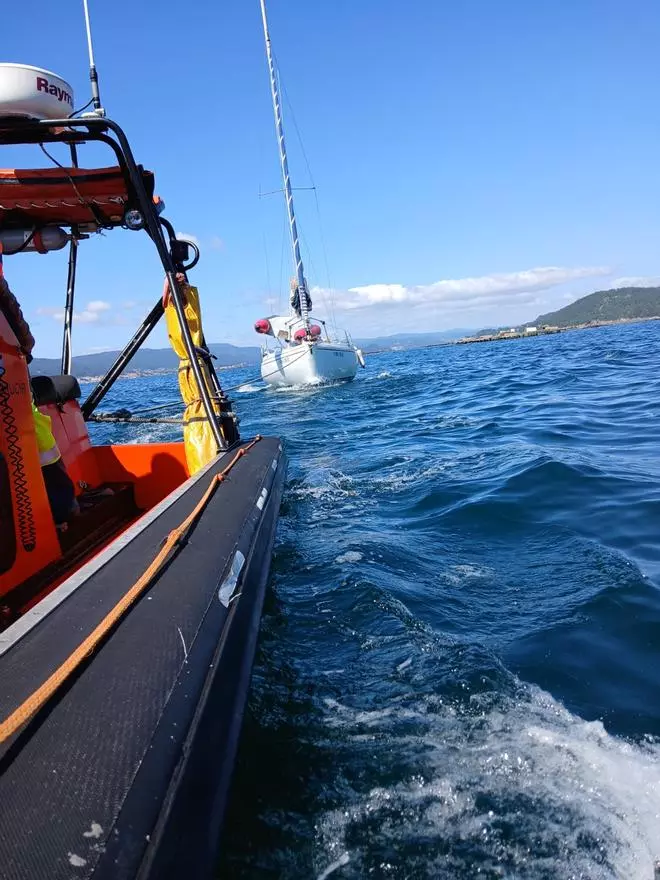 Gardacostas de Galicia remolca un velero a la deriva al puerto de Bueu