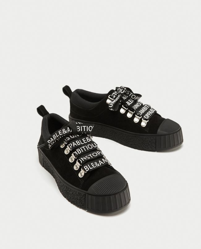 Cordones con mensaje en Zara: 'sneakers' de piel negras