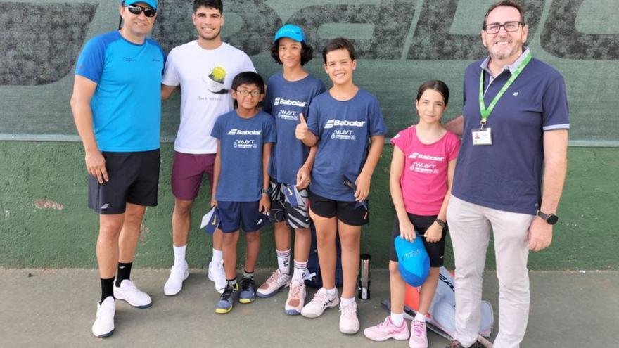 Carlos Alcaraz comparte su triunfo en Wimbledon con los más pequeños en ELIS Murcia