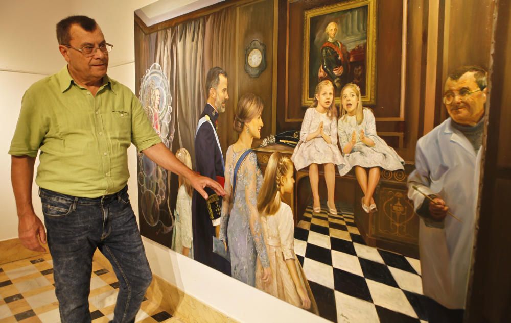 El pintor Héctor Lucas muestra el cuadro que ha hecho de la familia Real