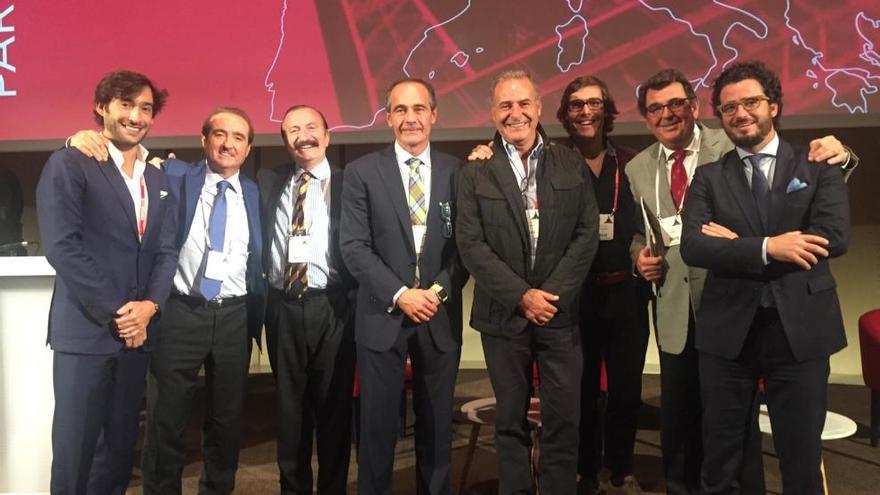 Alberto Sicilia, cuarto por la izquierda, durante el congreso