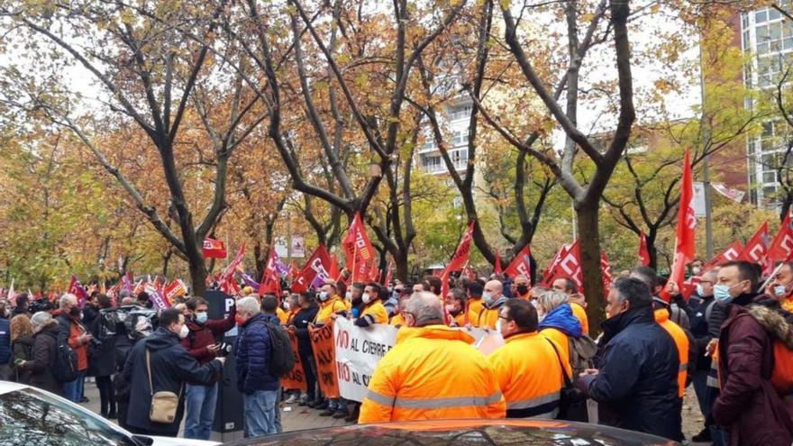 Trabajadores del motor vigués, ayer en Madrid.